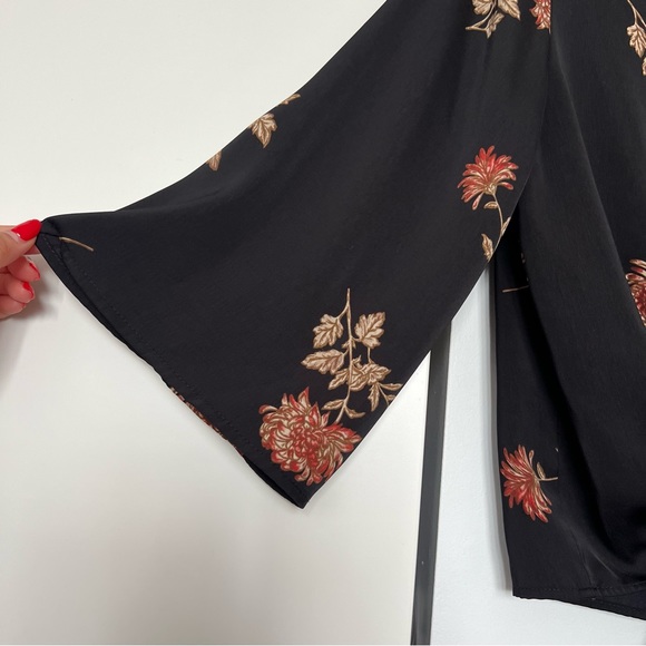 Dynamite Floral Blouse - Picture 2 of 6